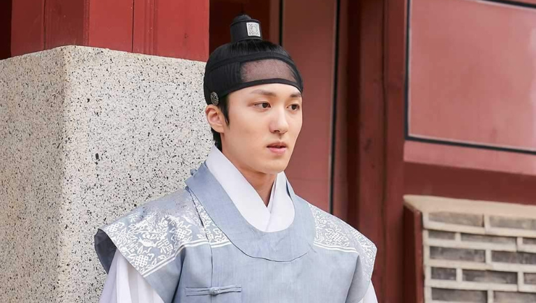 Chani de SF9 muestra su versatilidad en «Under The Queen’s Umbrella»